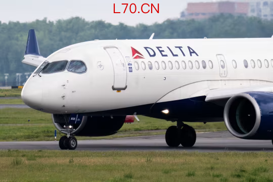 跑道上的一架达美航空空客 A220 客机。